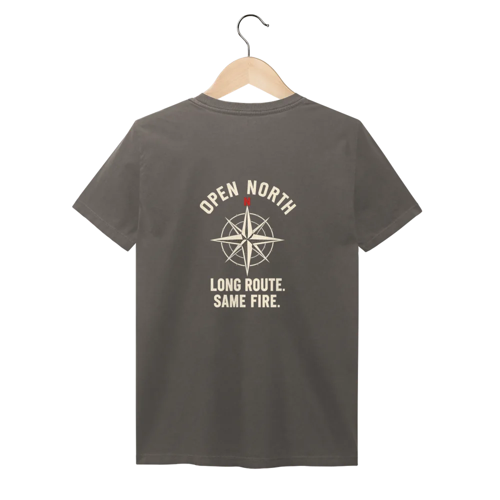 Camiseta Compass — Estonada — mockup oficial, costas
