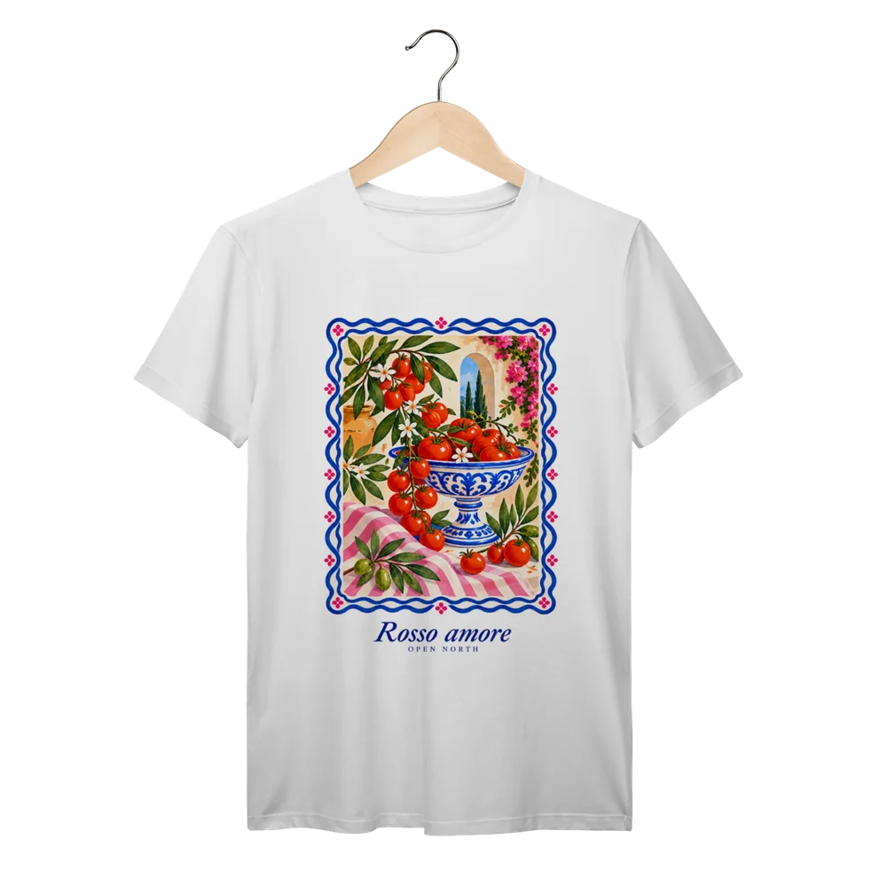Camiseta branca Rosso Amore com estampa frontal de tomates em uma fruteira de cerâmica azul e branca.