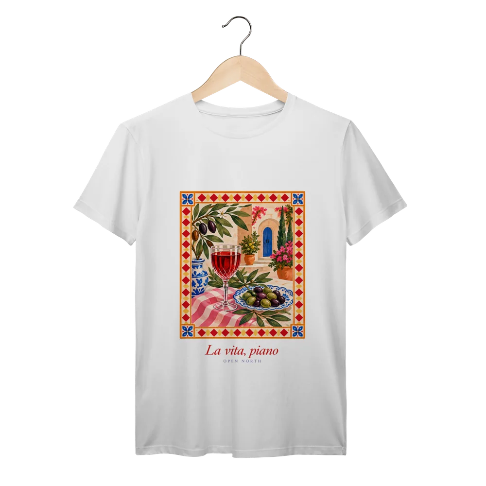 Camiseta branca La Vita, Piano com estampa frontal de mesa mediterrânea com vinho e azeitonas.
