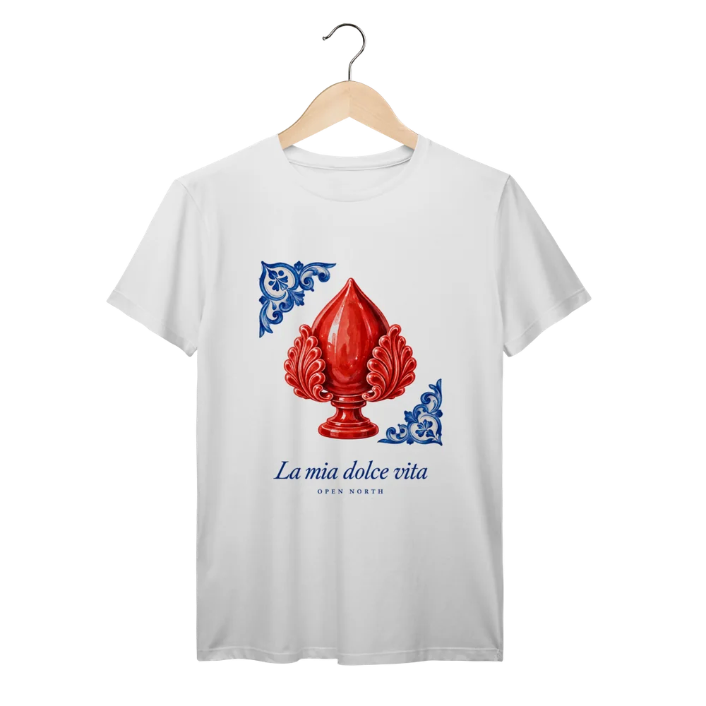 Camiseta branca La Mia Dolce Vita com estampa frontal do Pumo Pugliese vermelho entre ornamentos cerâmicos.