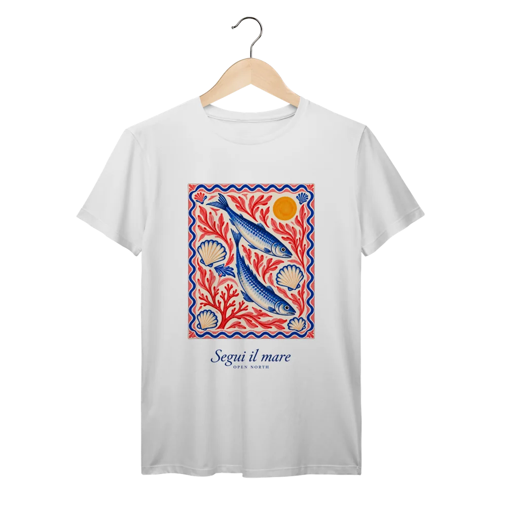 Camiseta branca Segui il Mare com estampa frontal de sardinhas azuis e corais vermelhos.