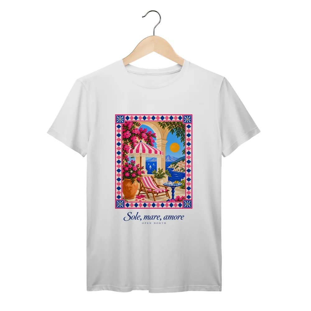 Camiseta branca Sole, Mare, Amore com estampa frontal de terraço com guarda-sol listrado diante do mar.
